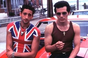 Adrien Brody e John Leguizamo in una scena di Summer of Sam - Panico a New York