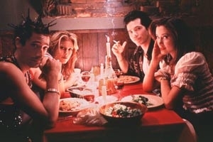 Adrien Brody, Jennifer Esposito, John Leguizamo e Mira Sorvino in una scena di Summer of Sam - Panico a New York