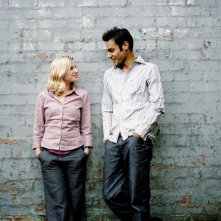 Atta Yaqub e Eva Birthistle in una scena di Un bacio appassionato