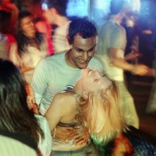 Atta Yaqub e Eva Birthistle ballano in una scena del film Un bacio appassionato