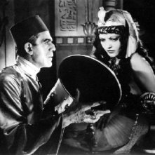 Boris Karloff e Zita Johann in una scena di La Mummia