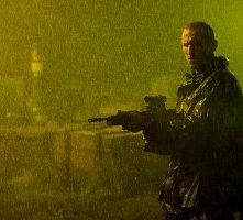 Christopher Eccleston in una scena di 28 giorni dopo