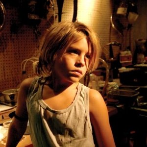 Dylan Sprouse in una scena di Ingannevole è il cuore più di ogni cosa