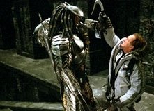 Lance Henriksen lotta in una scena di Alien Vs. Predator