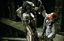 Lance Henriksen lotta in una scena di Alien Vs. Predator