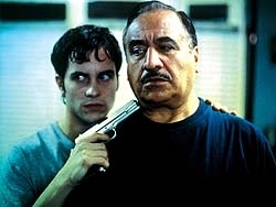 Rafael Inclan e Lucas Crespi in una scena di Nicotina - la vita senza filtro