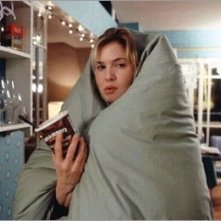 Renèe Zellweger avvolta in un piumone  in una scena di Che pasticcio, Bridget Jones!