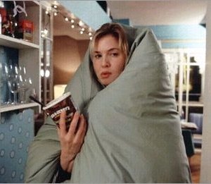 Renèe Zellweger avvolta in un piumone  in una scena di Che pasticcio, Bridget Jones!