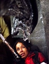 Saana Lathan in una scena di Alien Vs. Predator