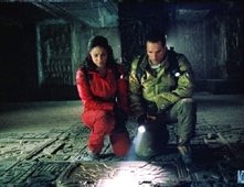 Sanaa Lathan con Raoul Bova in una scena di Alien Vs. Predator