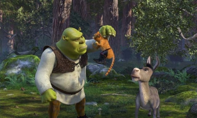 Shrek alza da terra il Gatto con gli Stivali in una scena di Shrek 2