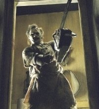 Andrew Bryniarski nei panni di Leatherface nel remake di Non aprite quella porta