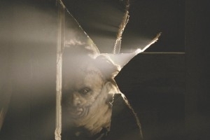 Andrew Bryniarski nel ruolo di Leatherface nel remake di Non aprite quella porta