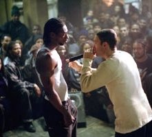 Anthony Mackie e Eminem durante una battaglia di freestyle in una scena di 8 Mile