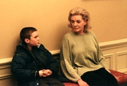 Cameron Bright e Lauren Bacall in una scena di Birth - Io sono Sean