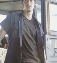 L'attore Eric Balfour in una scena del remake di Non aprite quella porta