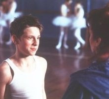 Jamie Bell e Julie Walters in una scena di Billy Elliot