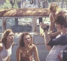 Jessica Biel, Erica Leerhsen, Jonathan Tucker e Mike Vogel in una scena del remake di Non aprite quella porta