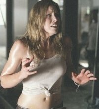 Jessica Biel in una scena del remake di Non aprite quella porta