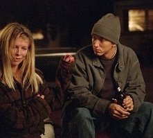 Kim Basinger e Eminem in una scena di 8 Mile