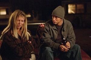 Kim Basinger e Eminem in una scena di 8 Mile