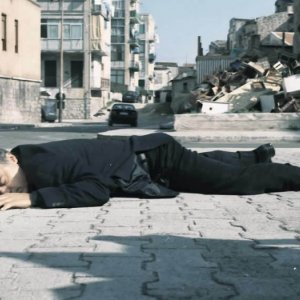 Luca Zingaretti in una drammatica scena del film Alla luce del sole