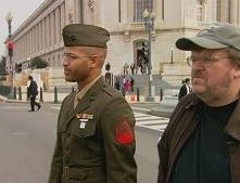 Michael Moore in una scena del documentario Fahrenheit 9/11