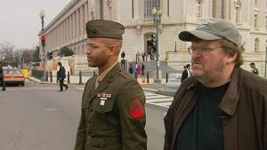 Michael Moore in una scena del documentario Fahrenheit 9/11