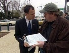 Michael Moore in una scena del doc. Fahrenheit 9/11