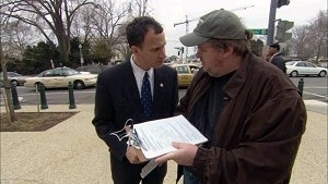 Michael Moore in una scena del doc. Fahrenheit 9/11