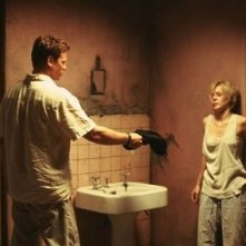 Val Kilmer e Kristen Bell in una scena di Spartan