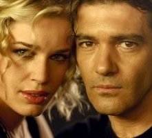 Antonio Banderas e Rebecca Romijn in una scena di Femme Fatale