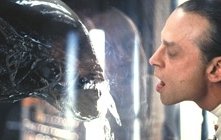 Brad Dourif in una scena di Alien: La clonazione