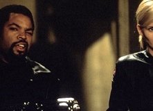 Ice Cube e Natasha Henstridge in una scena di Fantasmi da marte