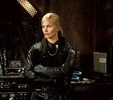 Natasha Henstridge in una scena di Fantasmi da marte