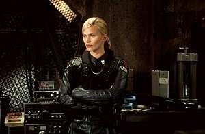 Natasha Henstridge in una scena di Fantasmi da marte