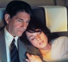 Peter Coyote e Rebecca Romijn-Stamos in una scena di Femme Fatale