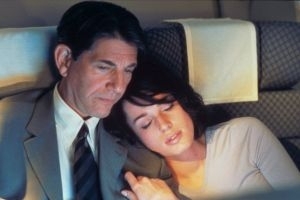 Peter Coyote e Rebecca Romijn-Stamos in una scena di Femme Fatale