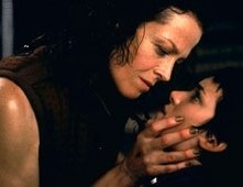 Sigourney Weaver e Winona Ryder in una scena di Alien: La clonazione