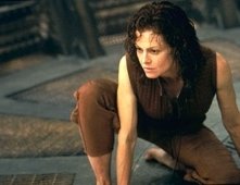Sigourney Weaver in una scena del film Alien: La clonazione