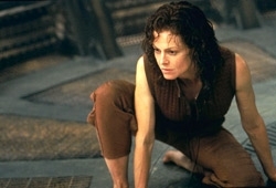 Sigourney Weaver in una scena del film Alien: La clonazione