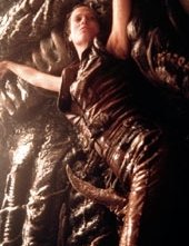 Sigourney Weaver in una sequenza di Alien: La clonazione