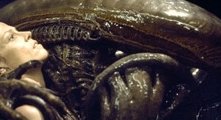 Sigourney Weaver nel film Alien: La clonazione