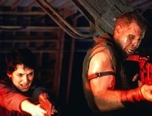 Winona Ryder e Ron Perlman in una scena di Alien: La clonazione