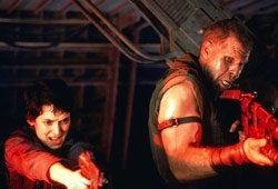 Winona Ryder e Ron Perlman in una scena di Alien: La clonazione