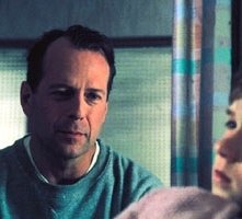 Bruce Willis con Haley Joel Osment in una scena di Il sesto senso