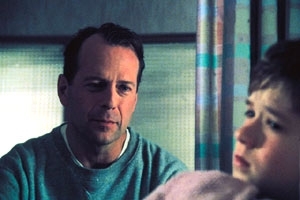 Bruce Willis con Haley Joel Osment in una scena di Il sesto senso