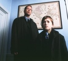 Bruce Willis e Haley Joel Osment in una scena di Il sesto senso