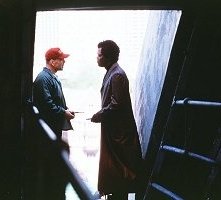 Bruce Willis con Samuel L. Jackson in una scena di Unbreakable - Il predestinato