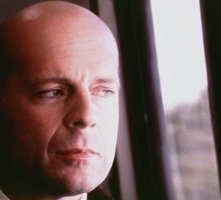Bruce Willis in una sequenza di Unbreakable - Il predestinato